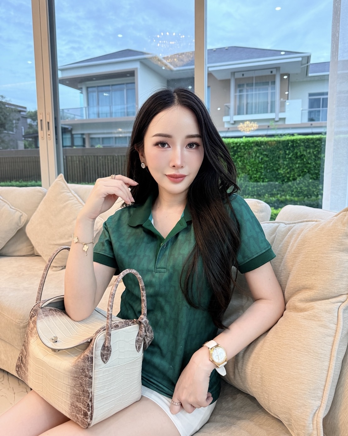 เสื้อโปโลหญิง เลข 4 - รูปใส่จริงด้านหลัง