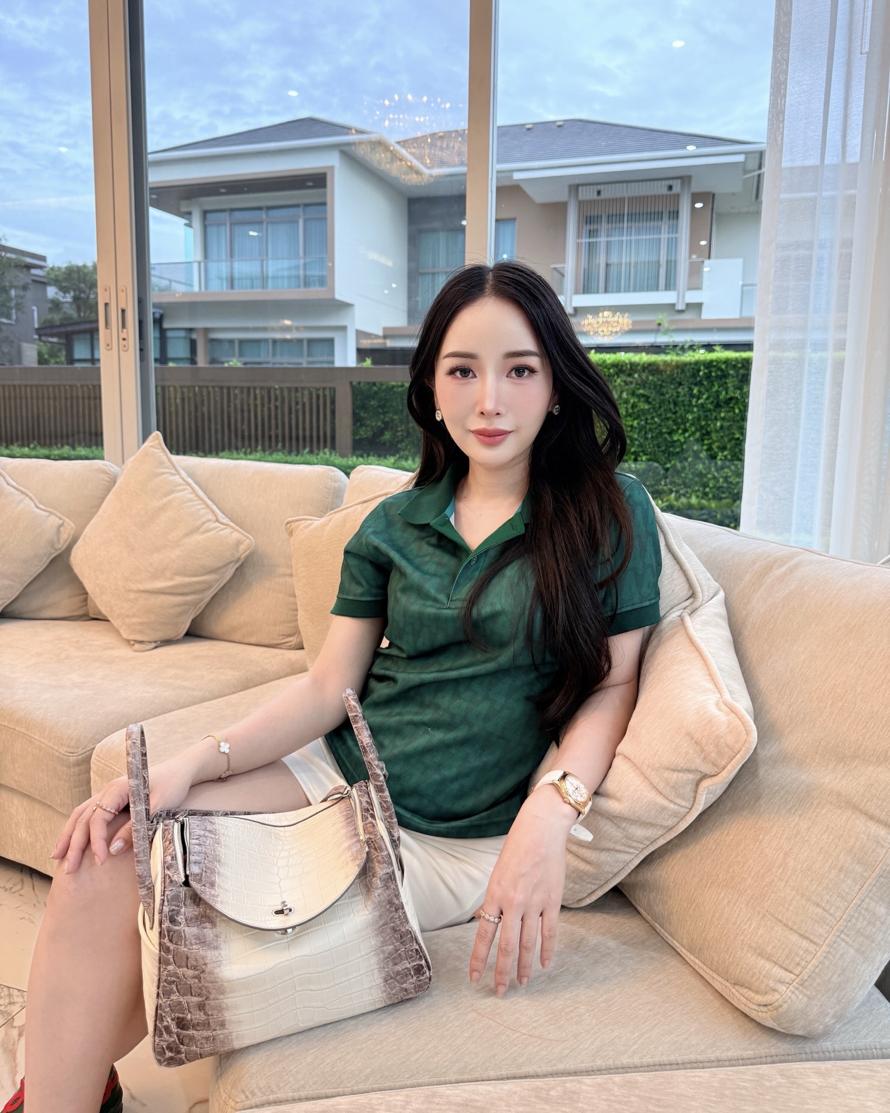 เสื้อโปโลหญิง เลข 4 - รูปใส่จริงด้านหน้า