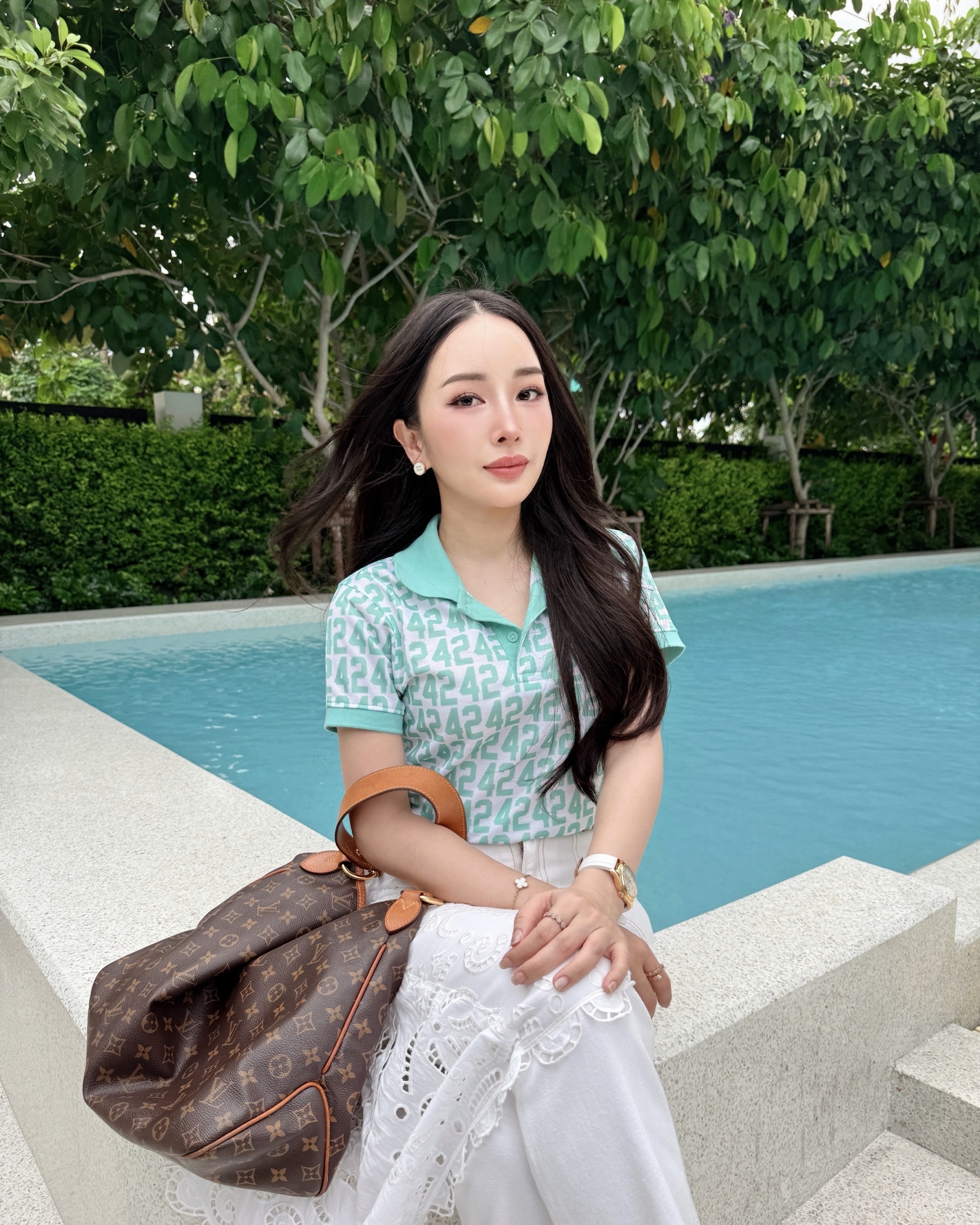 เสื้อโปโลหญิง เลข 24 - รูปใส่จริงด้านหน้า