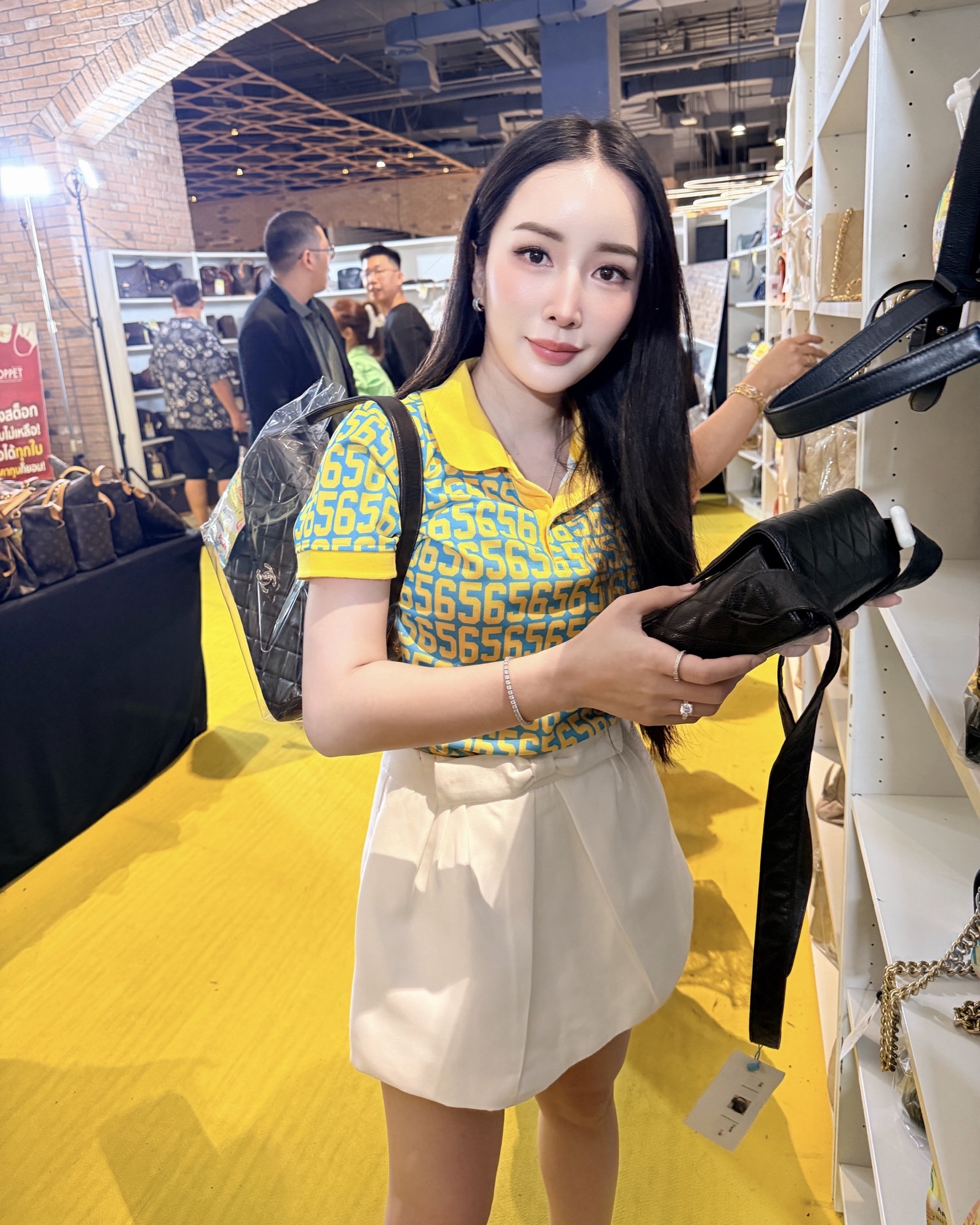 เสื้อโปโลหญิง เลข 65 - รูปใส่จริงด้านหลัง